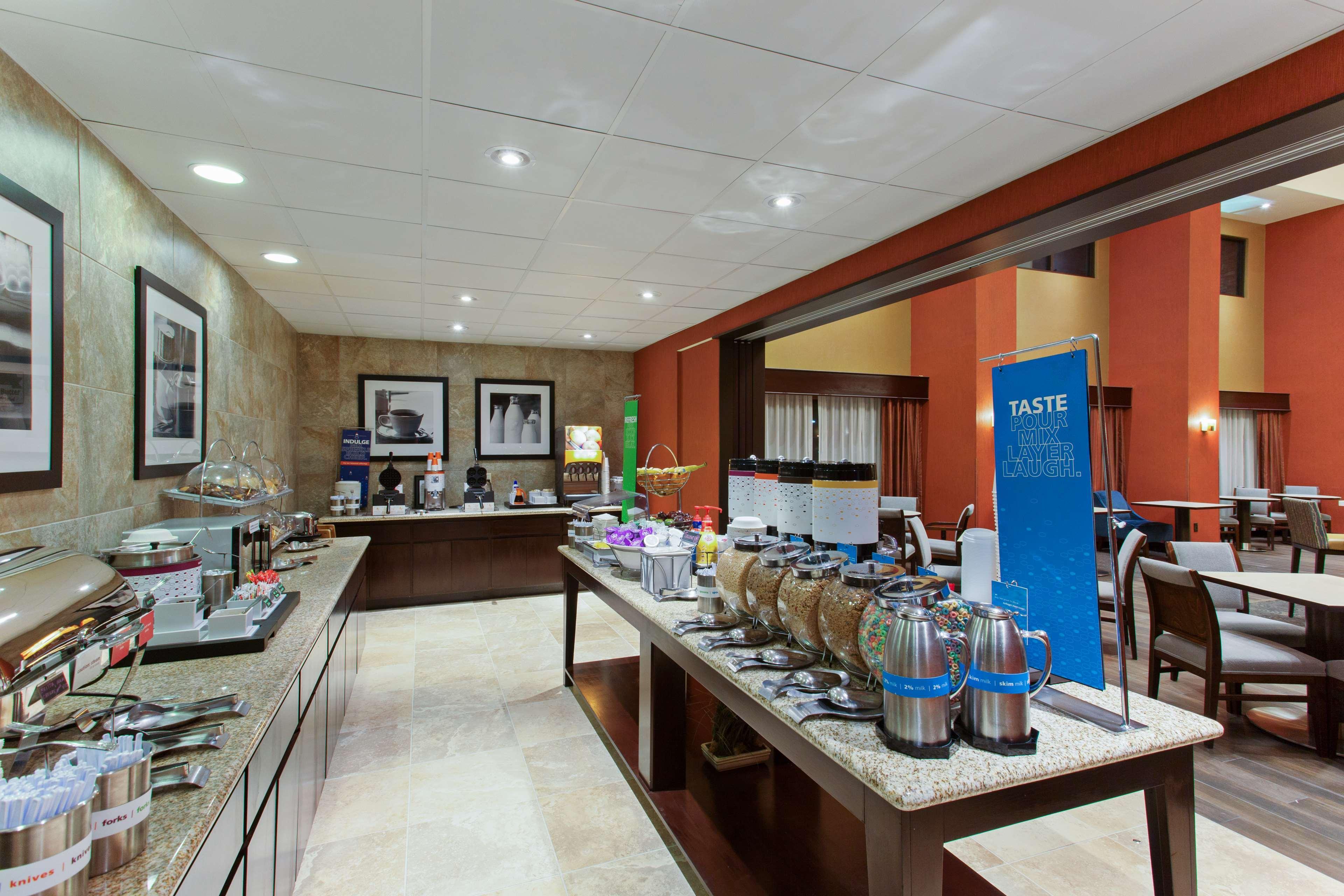 Hampton Inn & Suites Розвилл Экстерьер фото