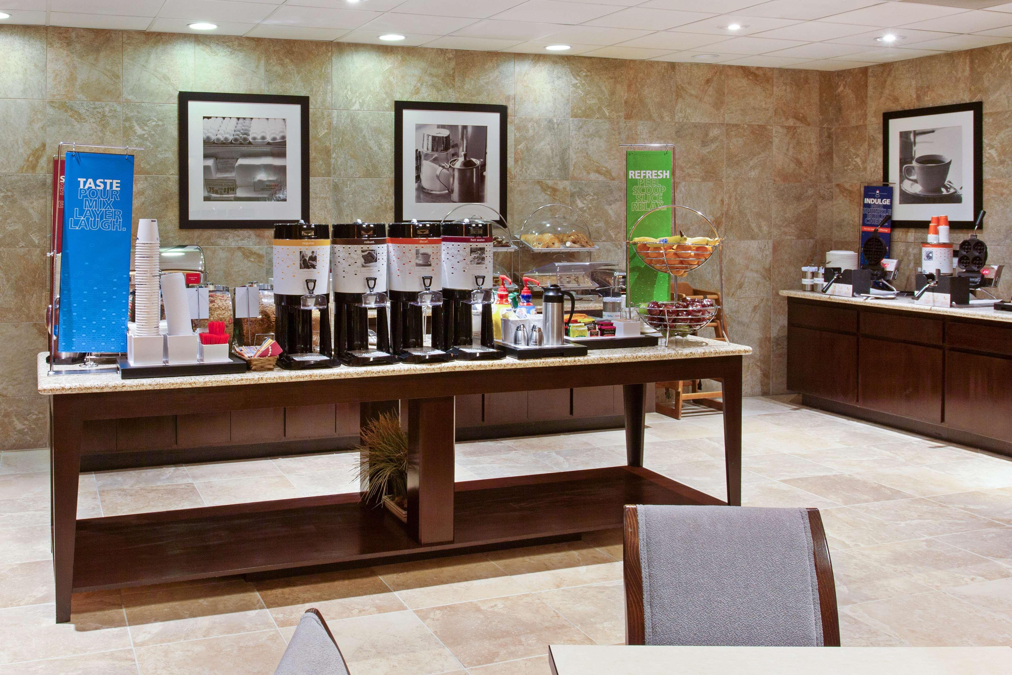 Hampton Inn & Suites Розвилл Экстерьер фото
